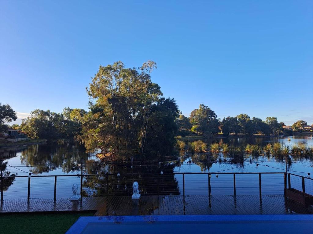 - Vistas a un lago con patos en Paradise Escape On The Lake, en Perth