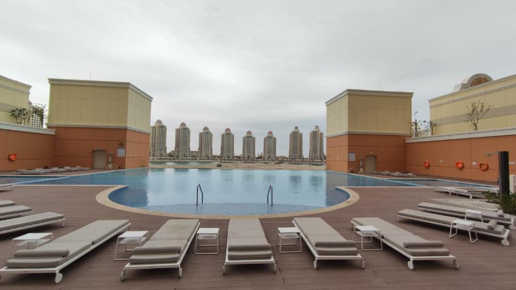 Swimming pool sa o malapit sa Luxury Sea View Apartment with Amazing Amenities at Pearl Qatar