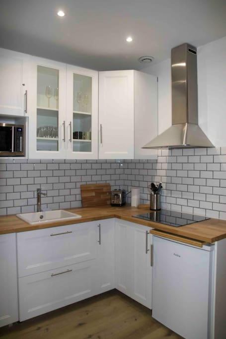 Kuchyňa alebo kuchynka v ubytovaní Another brick in the wall Apartment in Paris Sleeps 9