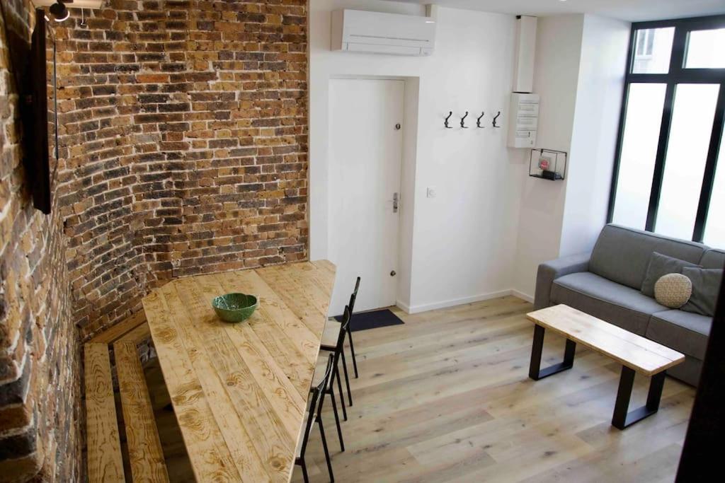 Posedenie v ubytovaní Another brick in the wall Apartment in Paris Sleeps 9