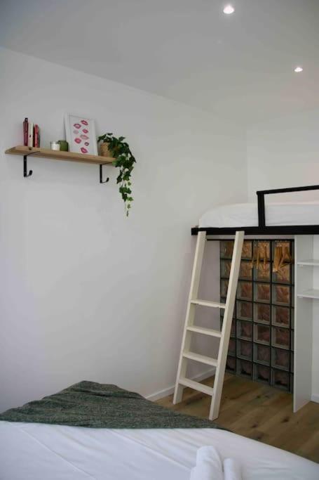 Posteľ alebo postele v izbe v ubytovaní Another brick in the wall Apartment in Paris Sleeps 9