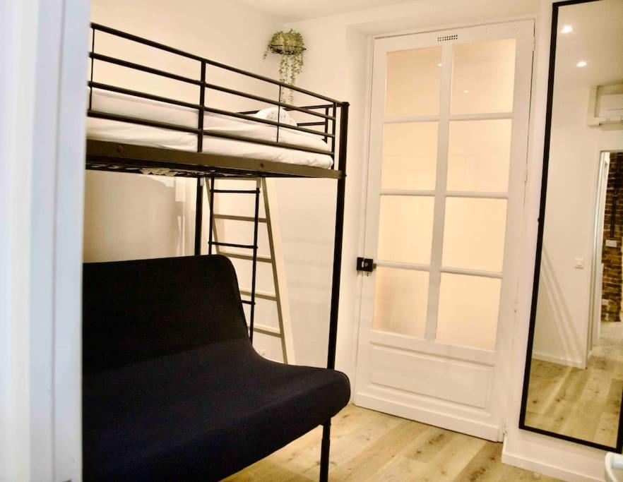 Posteľ alebo postele v izbe v ubytovaní Another brick in the wall Apartment in Paris Sleeps 9