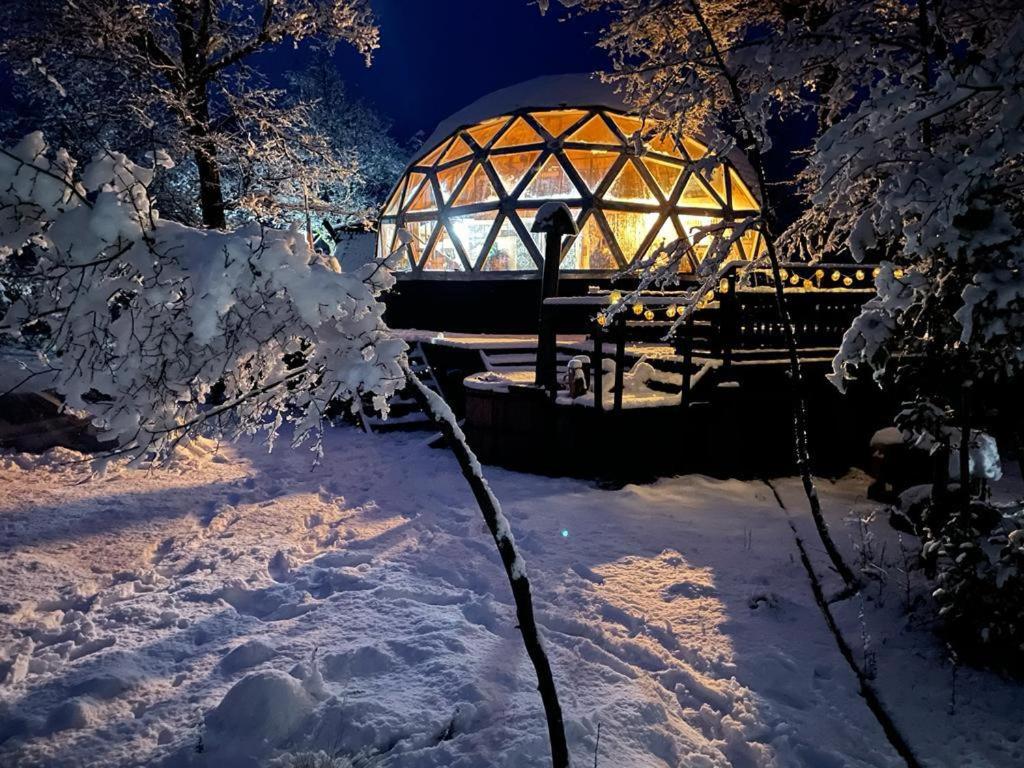 Nevados de Chillan的住宿－Black Domes，夜晚雪地中的凉亭