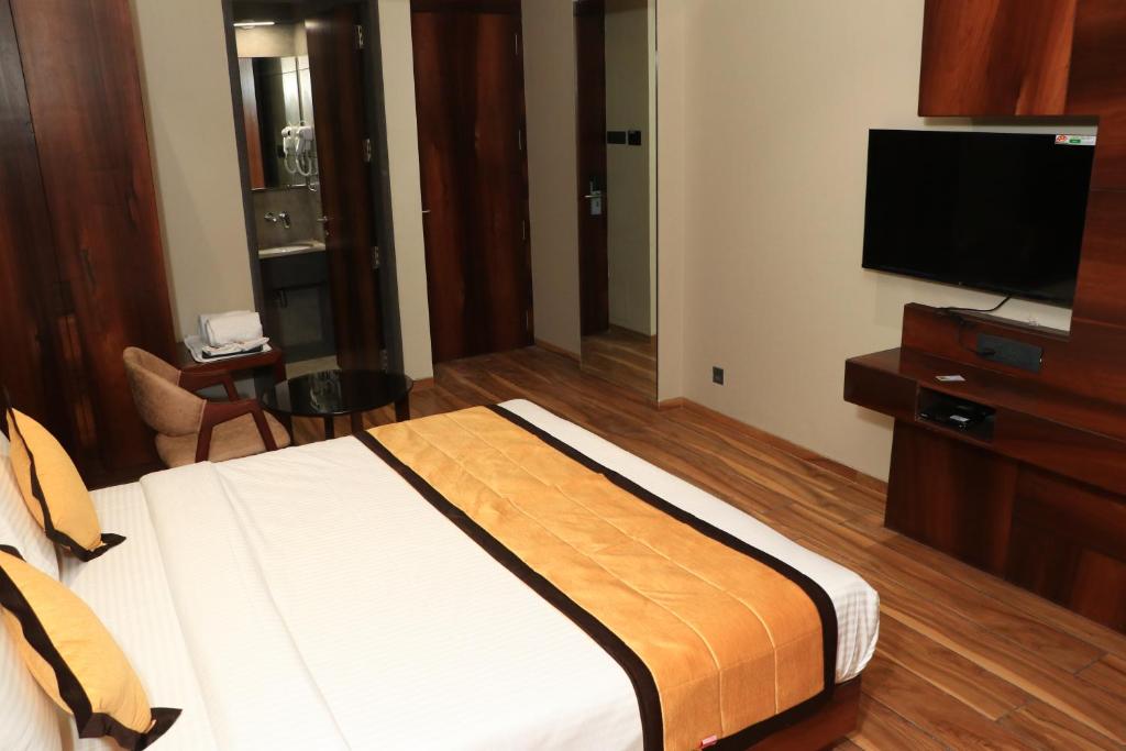 TV a/nebo společenská místnost v ubytování Hotel Rudra Royals