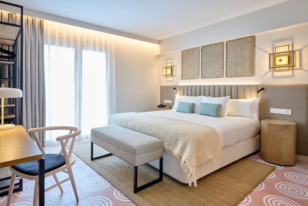 Schlafzimmer mit einem Bett, einem Schreibtisch und einem Stuhl in der Unterkunft Boutique Hotel Luna Granada Centro in Granada