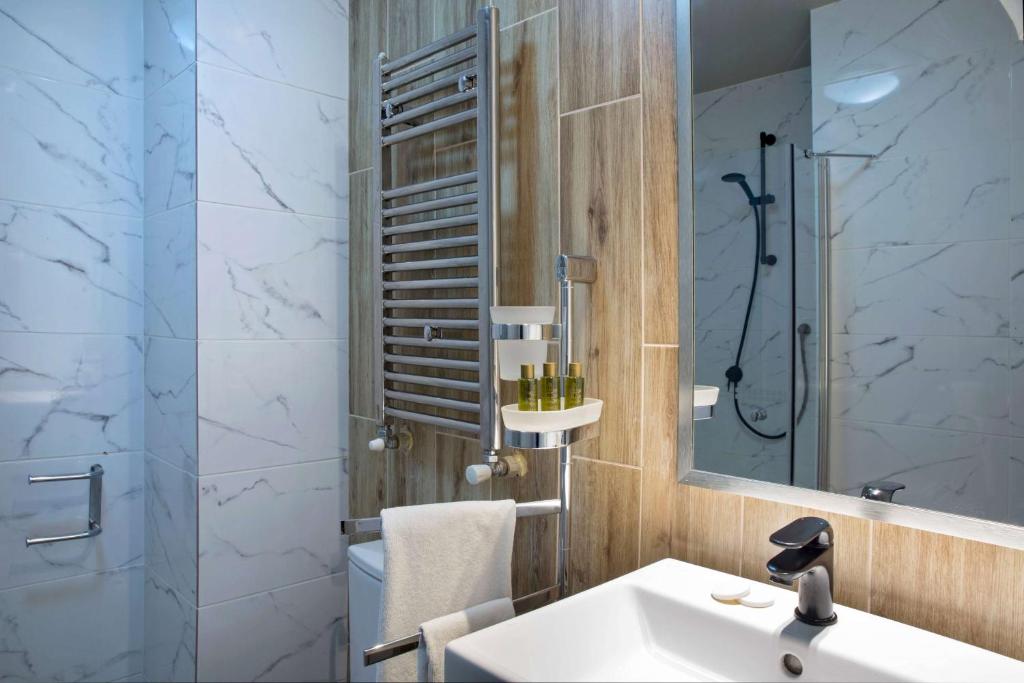Koupelna v ubytování Central Hotel, Trademark Collection by Wyndham