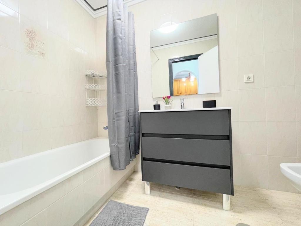 Zdjęcie z galerii obiektu Godisa Torrevieja by Villas&You w mieście Torrevieja