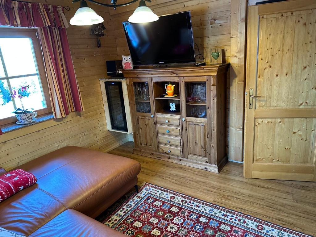 Televízia a/alebo spoločenská miestnosť v ubytovaní Gerstbreinhütte