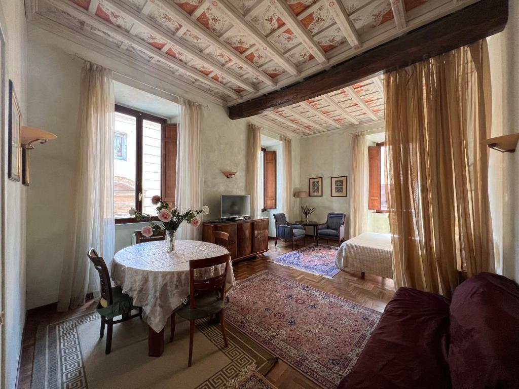 sala de estar con cama y mesa en una habitación en Domus Minervae, en Roma