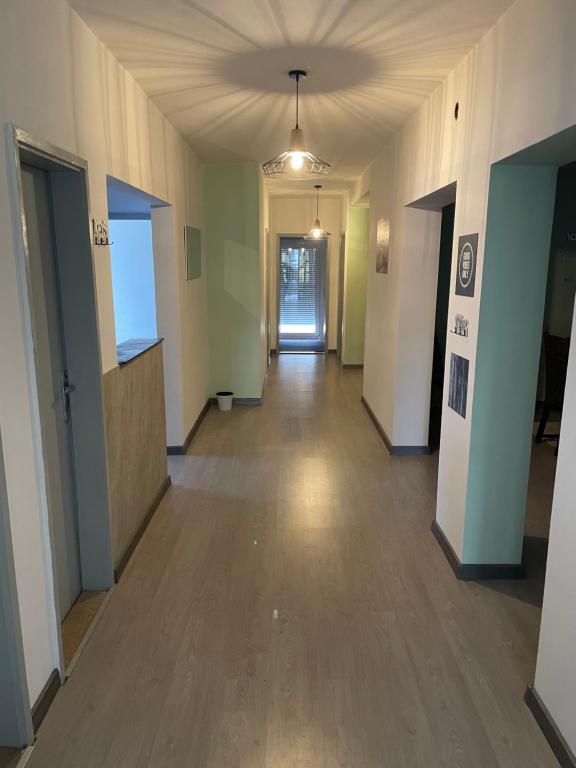 un pasillo vacío de un edificio de oficinas con un pasillo en Stan Tea siroki brijeg, en Široki Brijeg