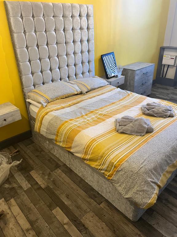 Town Center Large 2 Bedroom Apartment- Sleeps Up to 6 - Dogs Welcome - 2 Minutes from Train Station