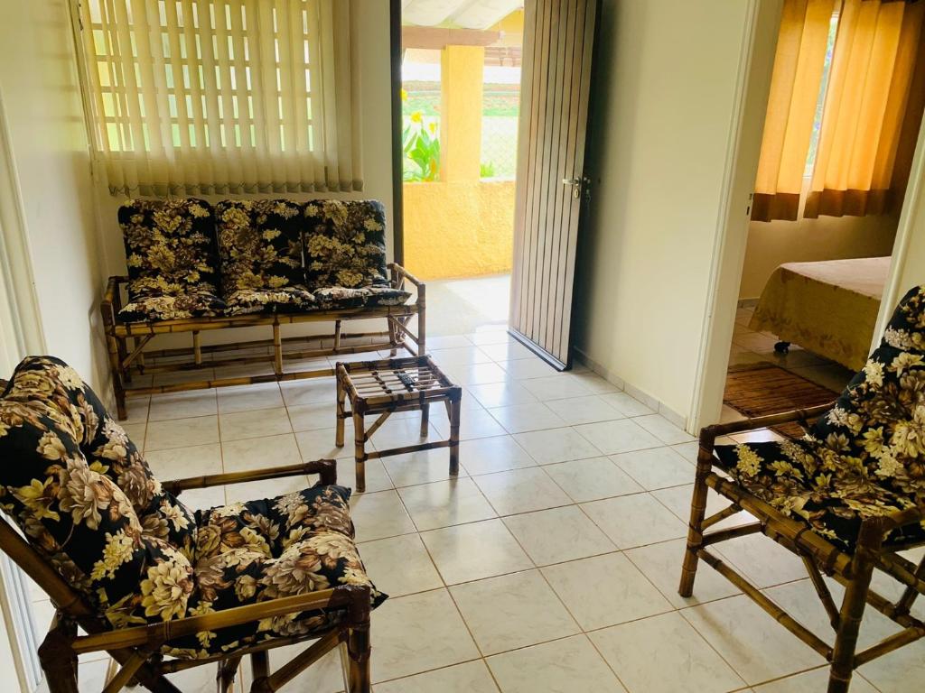 サン・ペードロにあるAguas de São Pedro ambiente Familiar e Aconcheganteのリビングルーム(椅子2脚、ソファ付)