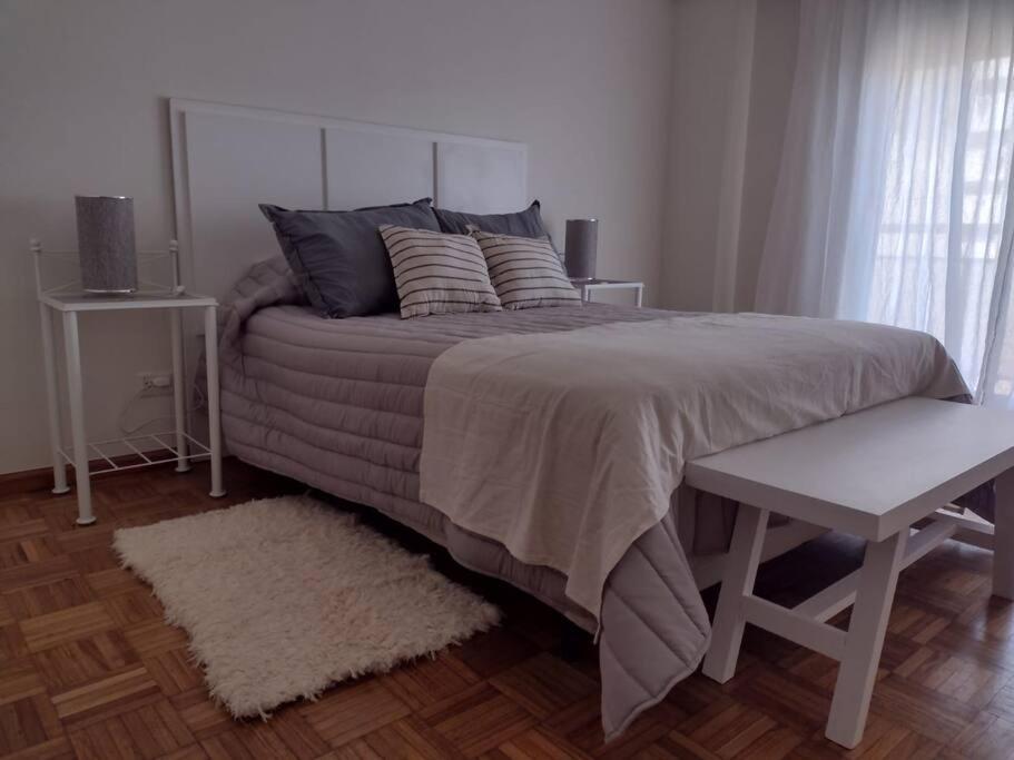 1 dormitorio con 1 cama grande y 1 mesa en Hermoso departamento en la mejor zona de Recoleta. en Buenos Aires