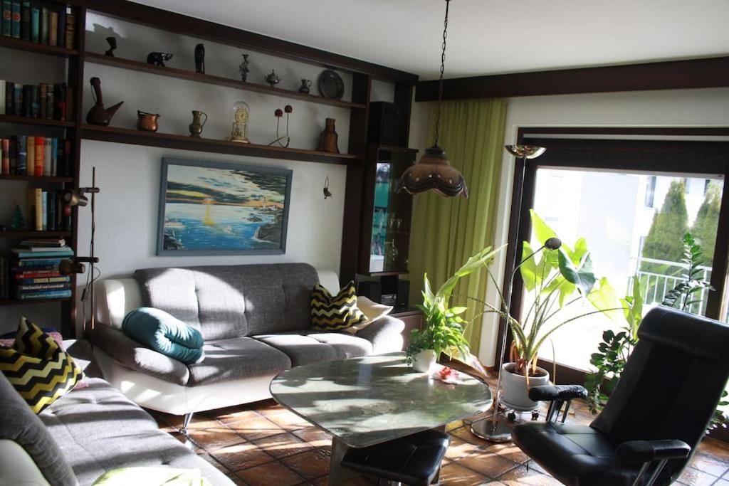 sala de estar con sofá y mesa en Haus mit großem Garten 