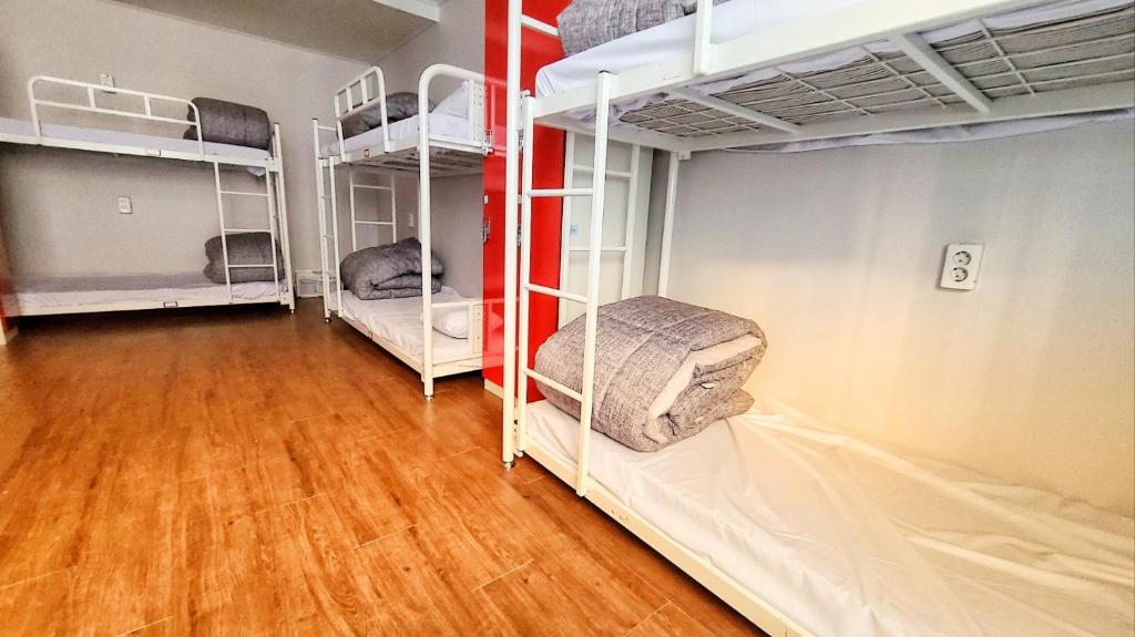 Postel nebo postele na pokoji v ubytování Kimchee Busan Downtown Guesthouse