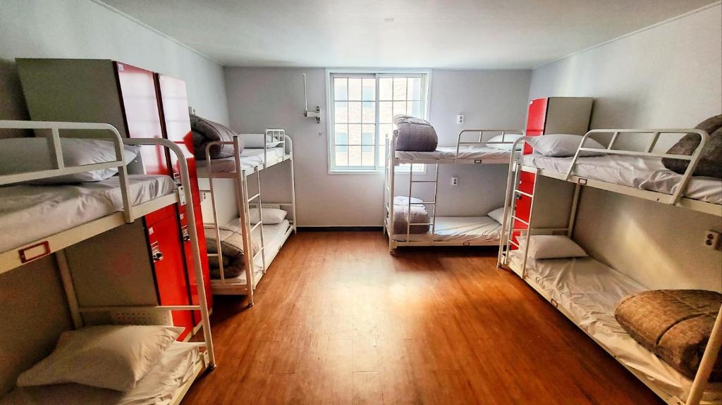 Postel nebo postele na pokoji v ubytování Kimchee Busan Downtown Guesthouse