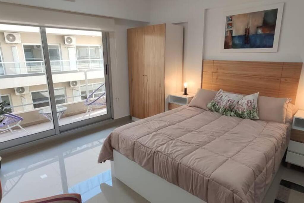 1 dormitorio con 1 cama grande y balcón en Apart en San Telmo- Paseo de la Cisterna- 717 en Buenos Aires