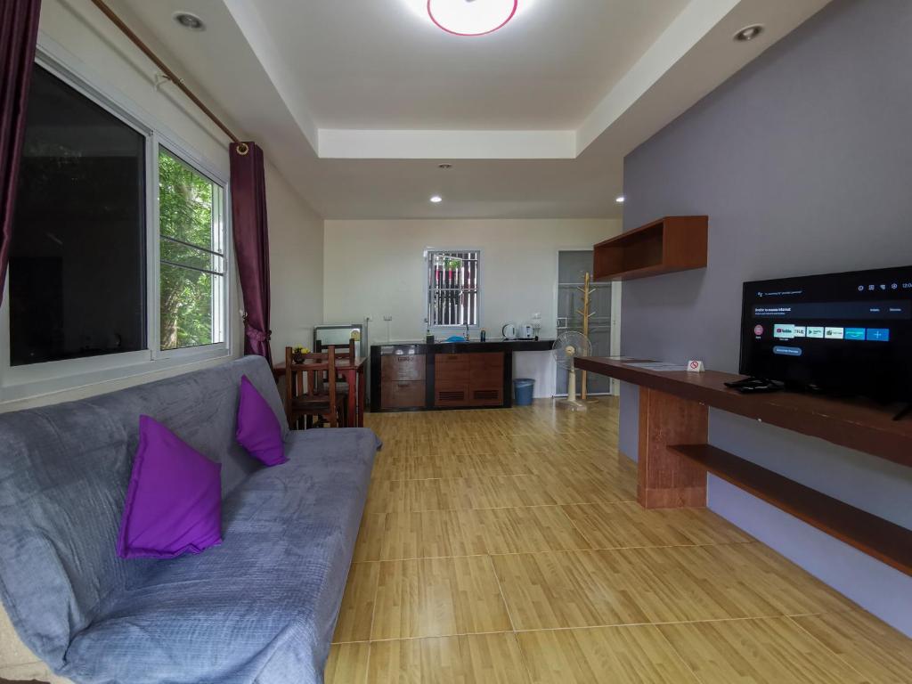 TV a/nebo společenská místnost v ubytování Harmony Naturist Resort Rawai Phuket 18yr minimum age only nudist nake d FKK