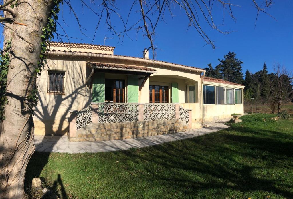 une maison avec une clôture devant une cour dans l'établissement La maison des Sources, à Salon-de-Provence