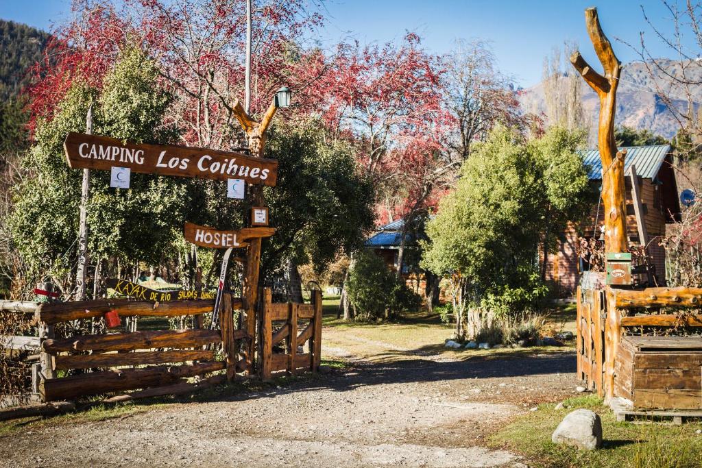 un panneau indiquant un canyon los chihuahuas avec une clôture dans l'établissement Hostel Los Coihues, à San Carlos de Bariloche