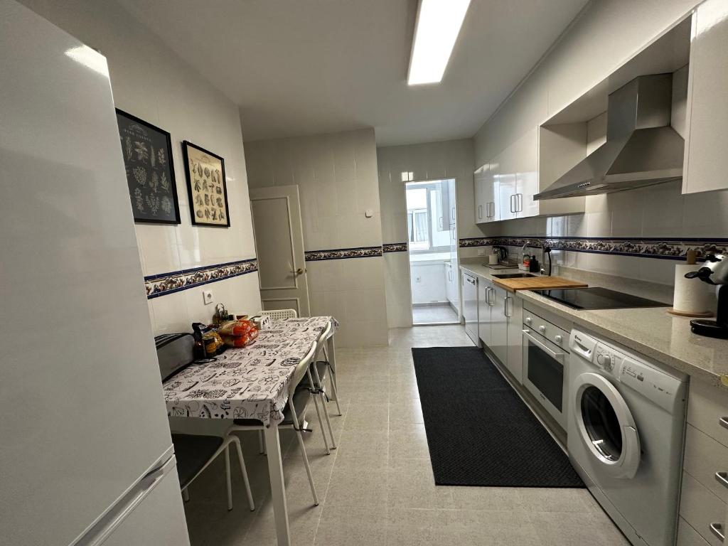 Kuchyň nebo kuchyňský kout v ubytování BASTINAZO ALOHADREAM - PREMIUM - La mejor ubicación con Aire Acondicionado, Insonorización, Terraza y Equipamiento en El Puerto de Santa María - Grupo de solo menores de 25 no aceptados salvo fianza adicional
