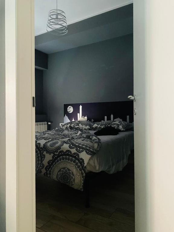 A bed or beds in a room at Appartamento in centro storico - via Mascarella - Università
