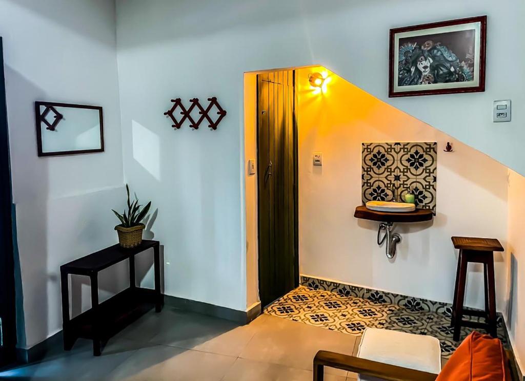 Habitación con pasillo con puerta y suelo de baldosa. en Casa Pau Brasil, en Prado