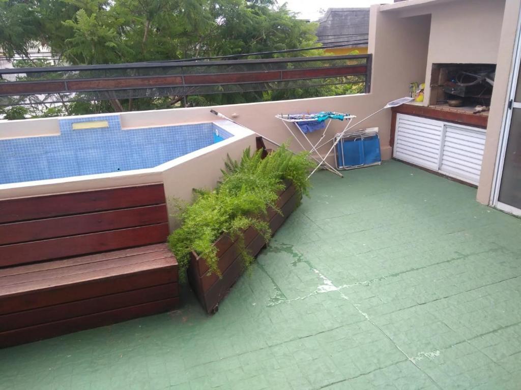 康科迪亞的住宿－Dpto Hipólito Yrigoyen，房屋阳台上的游泳池