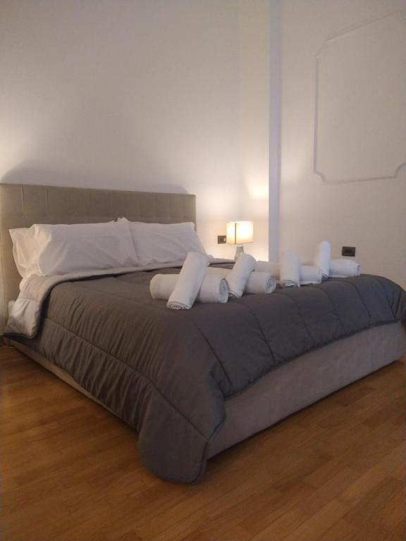 ein großes Bett mit weißen Kissen darüber in der Unterkunft La dimora dei borbone in Neapel
