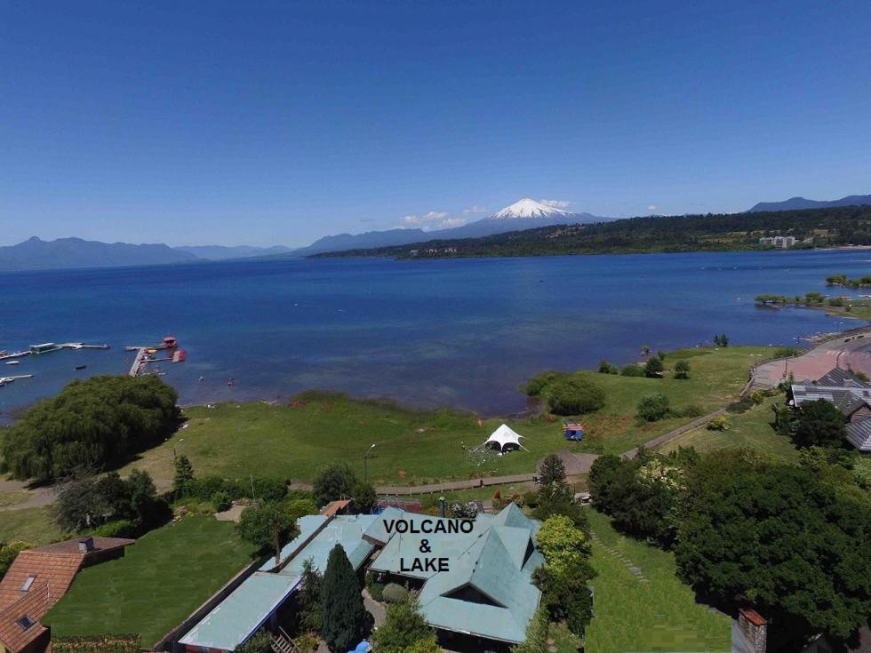 una vista aérea de un lago con una montaña en Volcano & Lake Family Hostel, en Villarrica