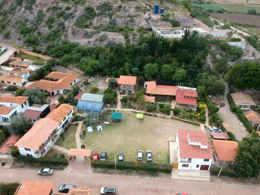 een luchtzicht op een huis met een tuin bij Feliz Amanecer in Sáchica