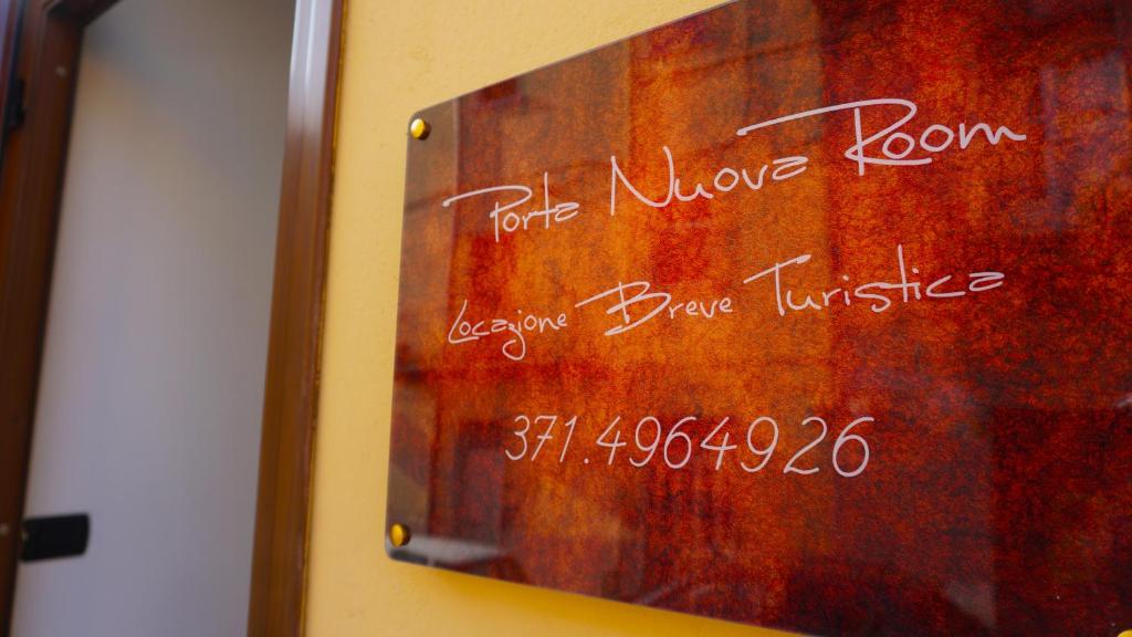 Certifikat, nagrada, logo ili neki drugi dokument izložen u objektu Porta Nuova Room Locazione Breve Turistica