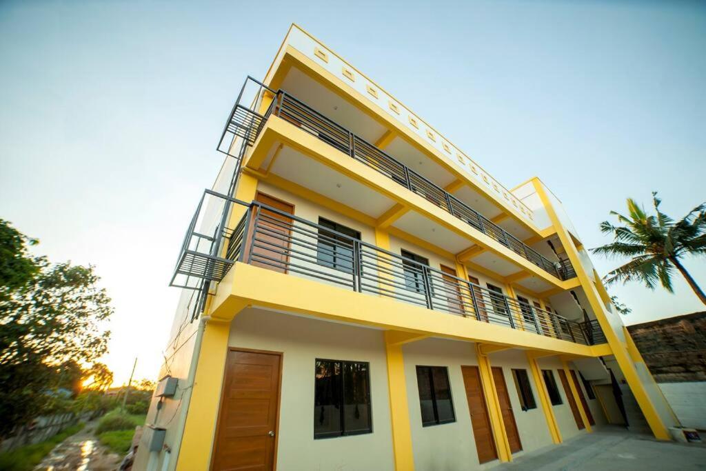 edificio giallo e bianco con balcone di Jasmin Apartments San Rafael a San Rafael