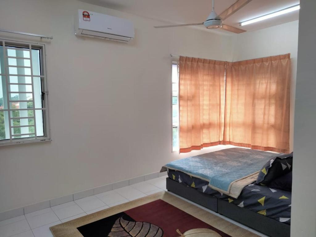 una camera con letto e finestra di Abie's Homestay Putrajaya a Putrajaya