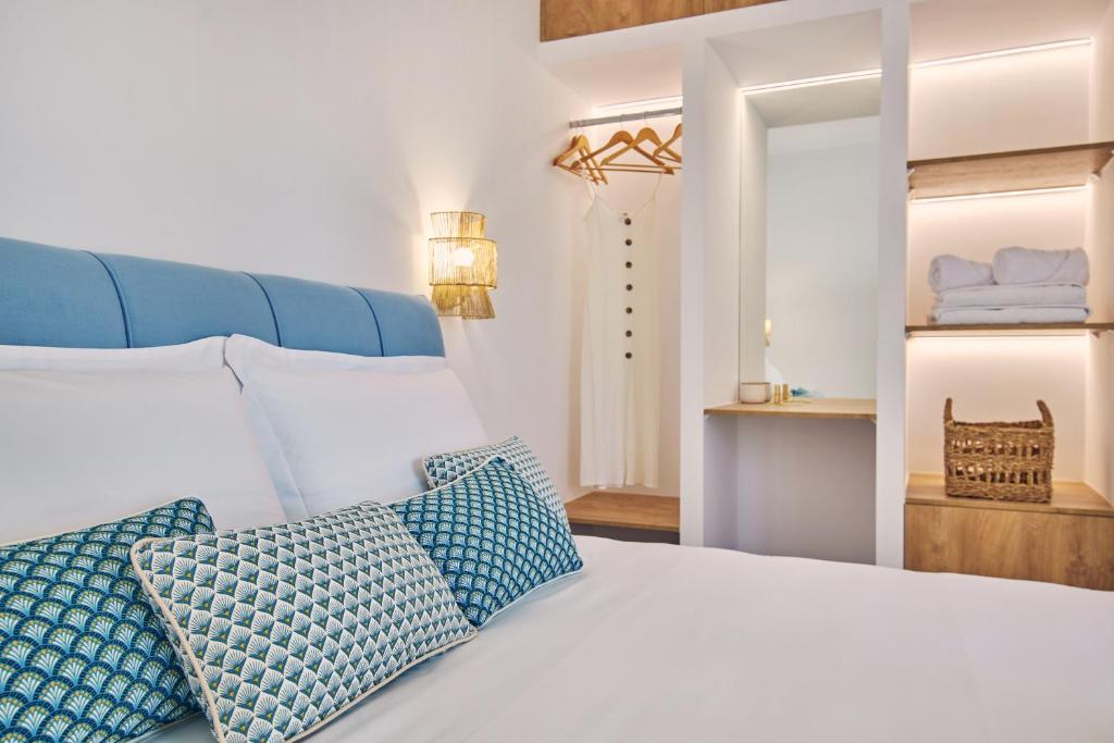 Posteľ alebo postele v izbe v ubytovaní Vera Villa - Brand New Seafront Villa!