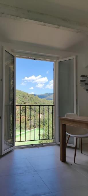 Fotografia z galérie ubytovania Parking et Terrasse Maison au village totalement rénovée v destinácii Grimaud