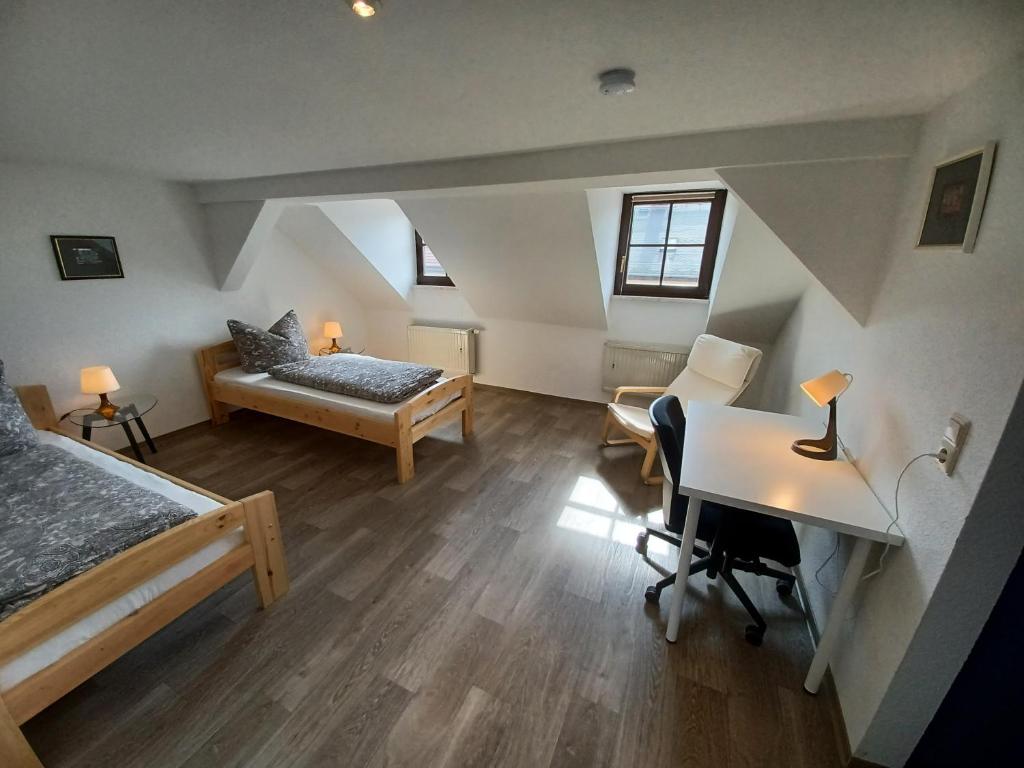 Habitación en el ático con cama, escritorio y mesa. en L118 Vermietungen, en Zwickau