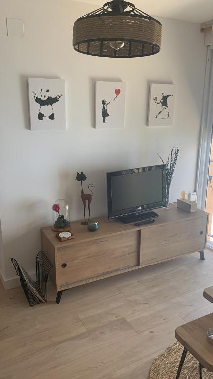TV a/nebo společenská místnost v ubytování acogedor apartamento 2 dormitorios