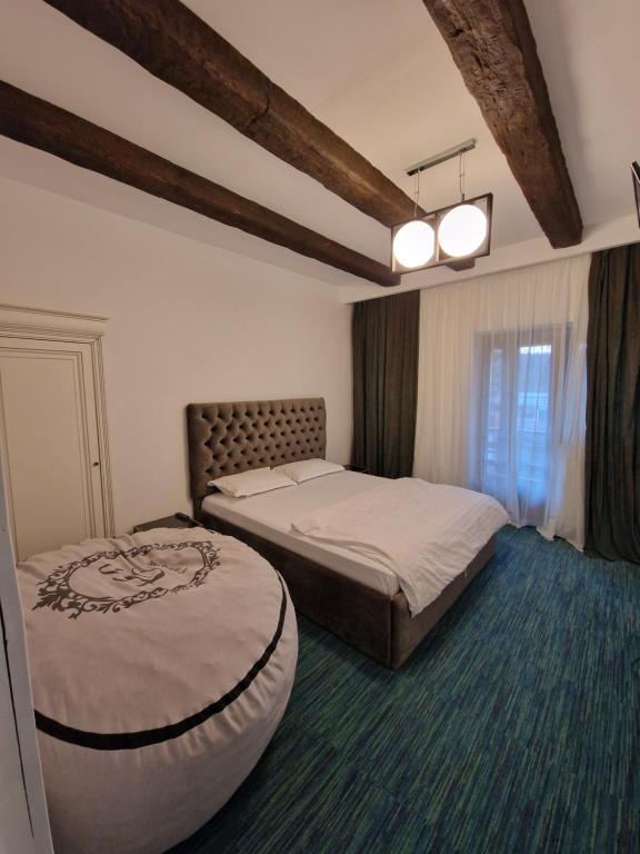 sypialnia z 2 łóżkami i oknem w obiekcie Vila Carolyne w mieście Predeal