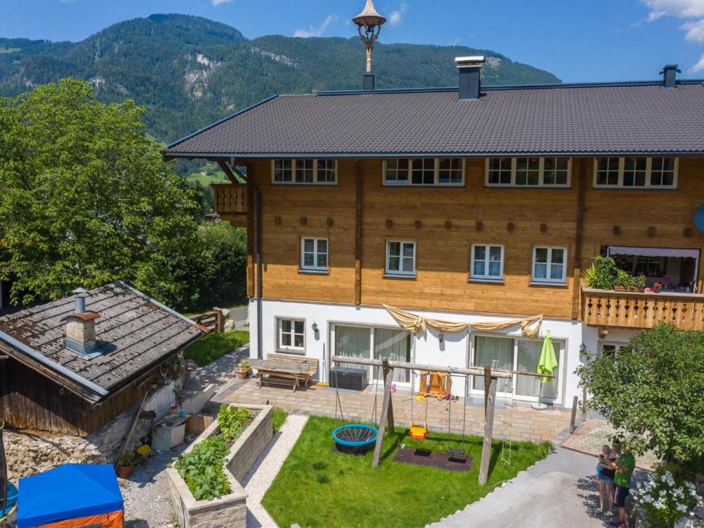 uma vista aérea de uma casa com um parque infantil em Das Rendlgut Top 5 em Lofer