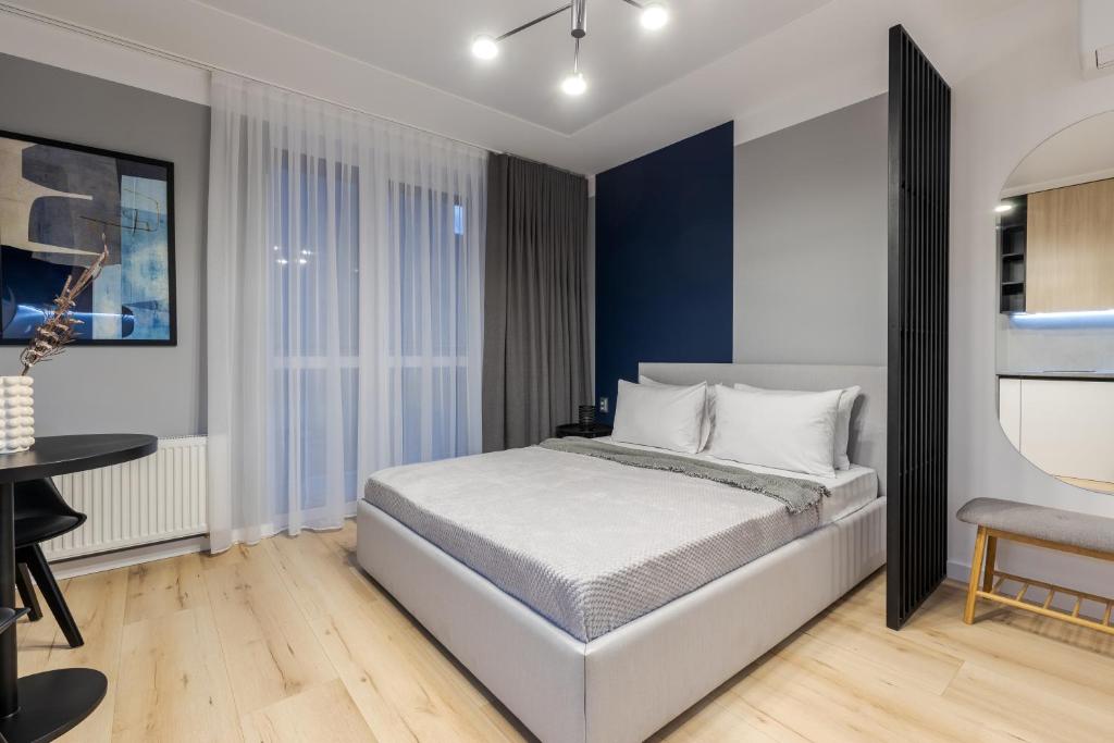 een slaapkamer met een bed en een bureau in een kamer bij InshiApartments on Kulisha str in Lviv