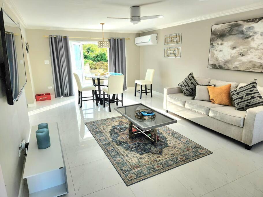 Гостиная зона в Modern Luxury 2-bedroom 2.5-bathroom townhouse