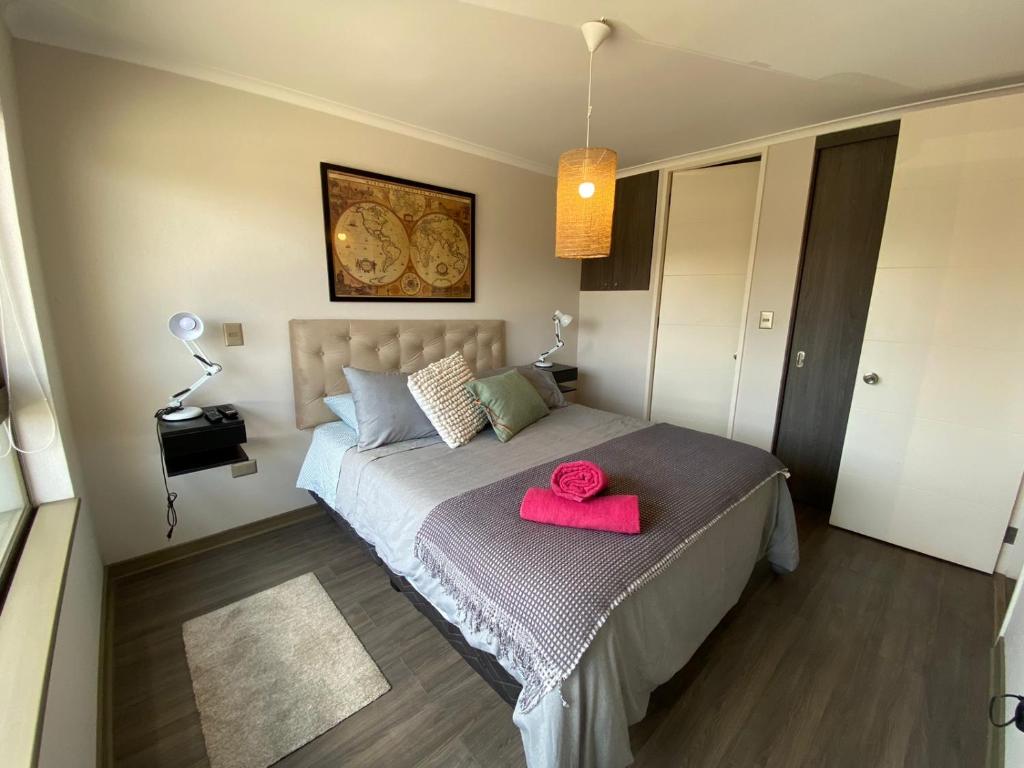 sypialnia z łóżkiem z różowym pudełkiem w obiekcie Extraordinario depto ejecutivo w mieście Los Ángeles