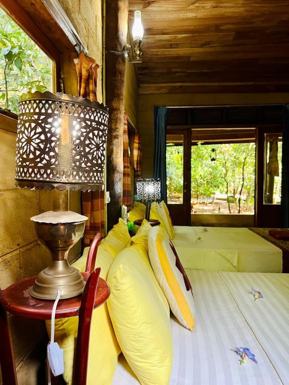 Postel nebo postele na pokoji v ubytování Kandy Eco Retreat