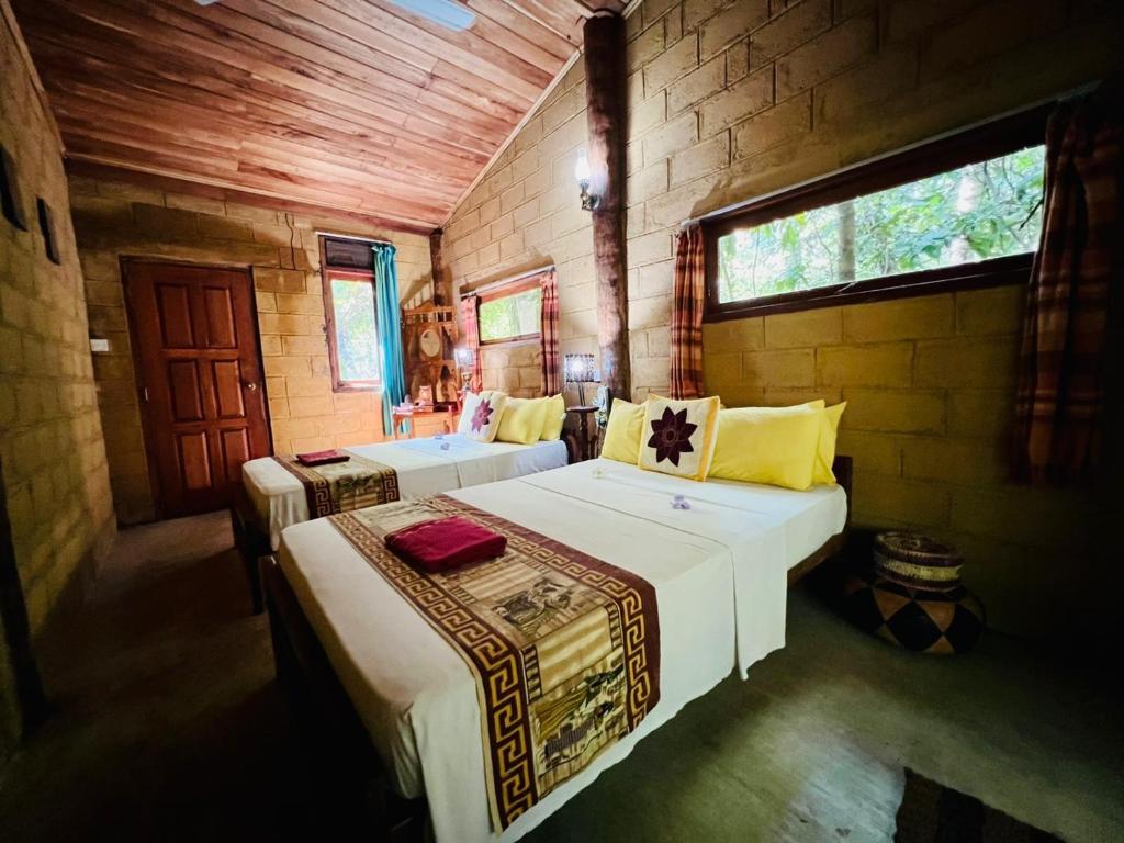 Postel nebo postele na pokoji v ubytování Kandy Eco Retreat
