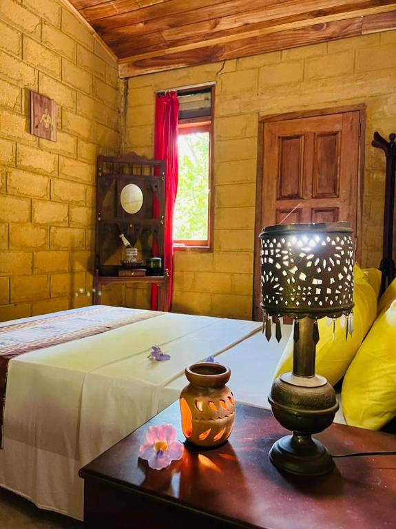 Postel nebo postele na pokoji v ubytování Kandy Eco Retreat