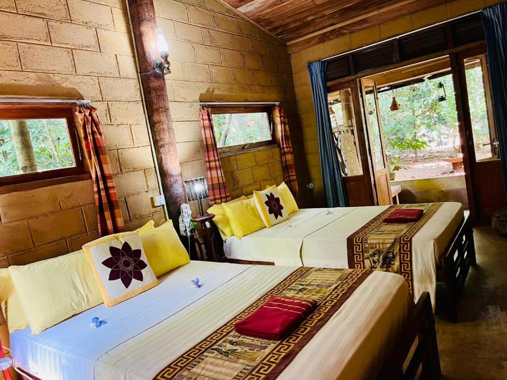 Postel nebo postele na pokoji v ubytování Kandy Eco Retreat