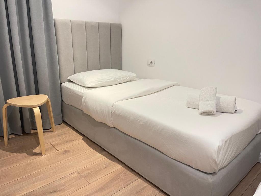 Uma cama ou camas num quarto em Hotel Aulona