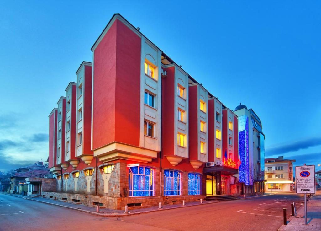 a building on the side of a street at Hotel Palas in Kazanlŭk