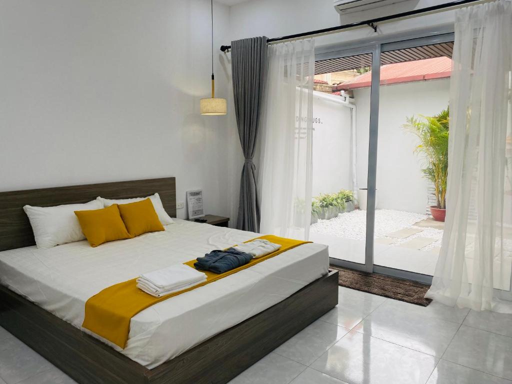 Lạng Sơn的住宿－Camellia home，一间卧室设有一张床和一个大窗户